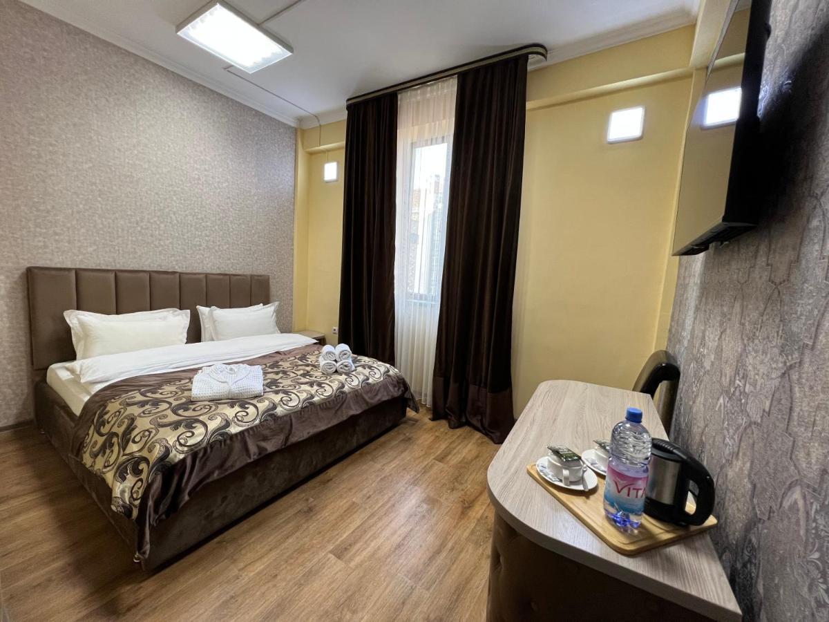 Deluxe Plaza Hotell Alma-Ata Exteriör bild