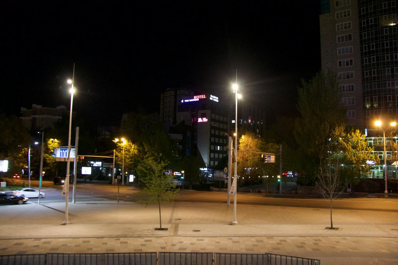 Deluxe Plaza Hotell Alma-Ata Exteriör bild